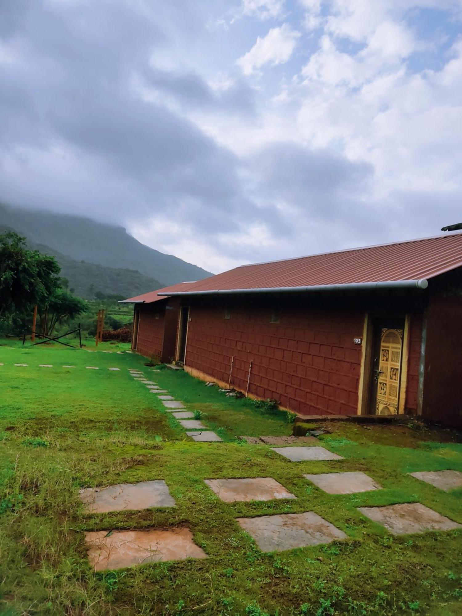 Mysticstays Resort Wai Bagian luar foto
