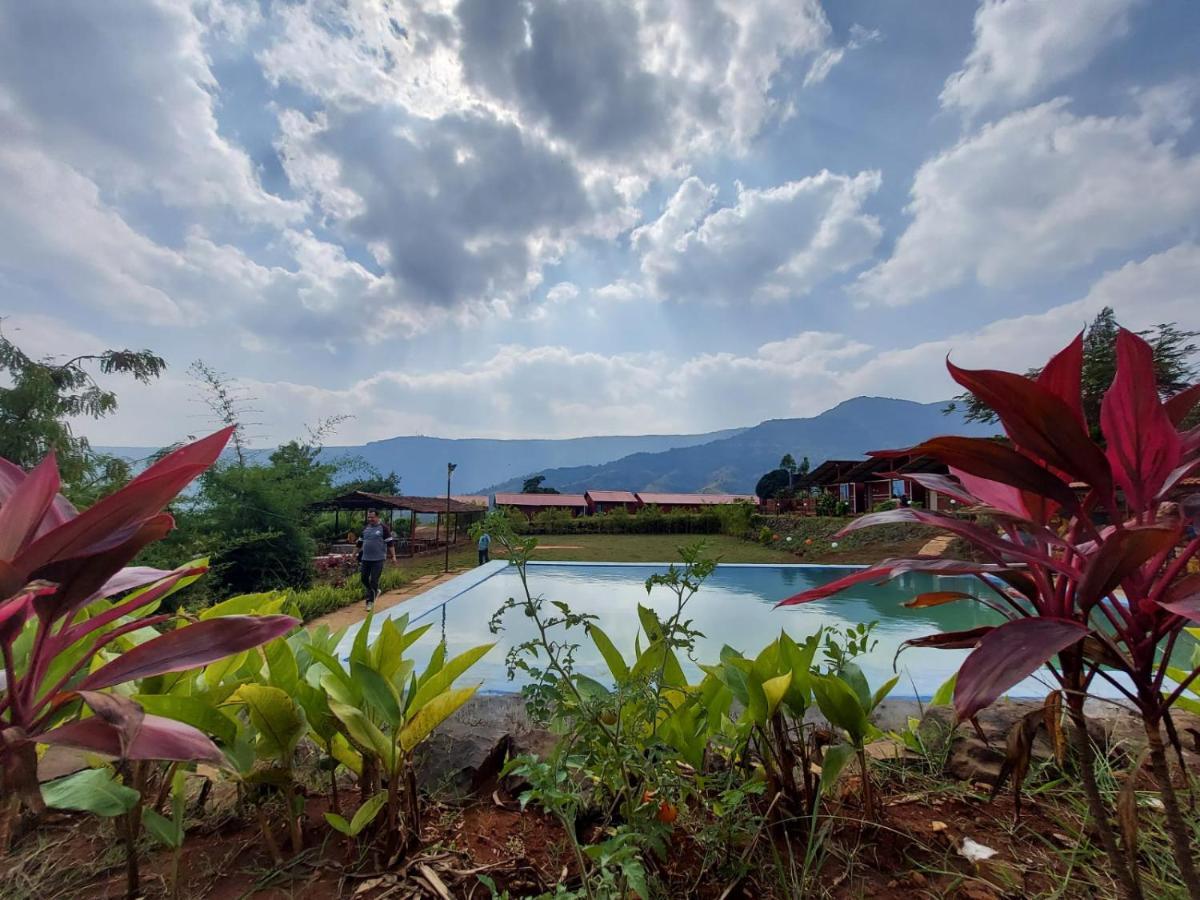 Mysticstays Resort Wai Bagian luar foto