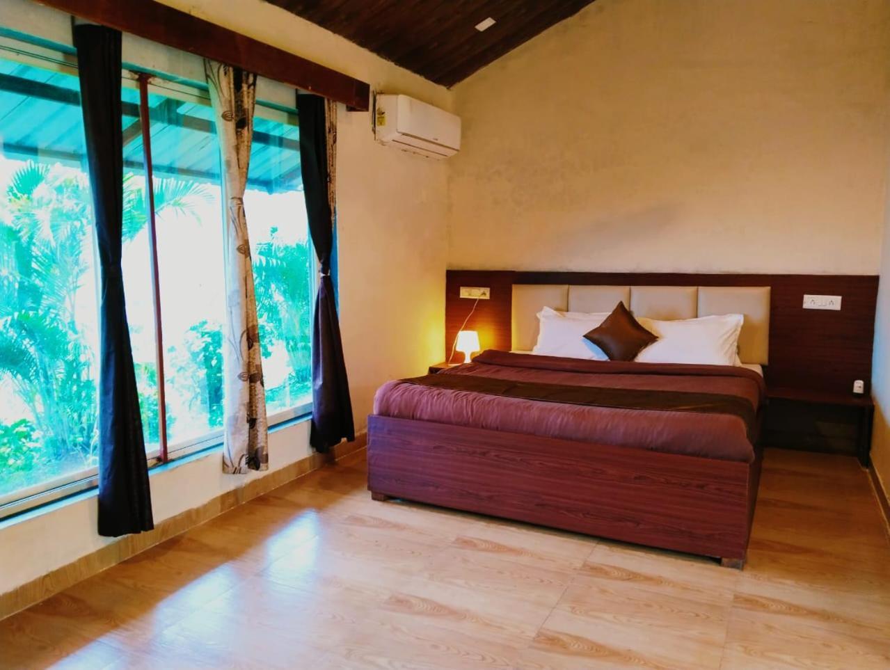 Mysticstays Resort Wai Bagian luar foto
