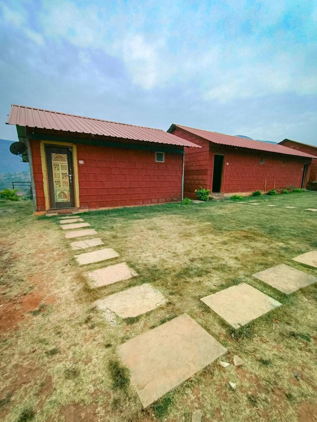 Mysticstays Resort Wai Bagian luar foto