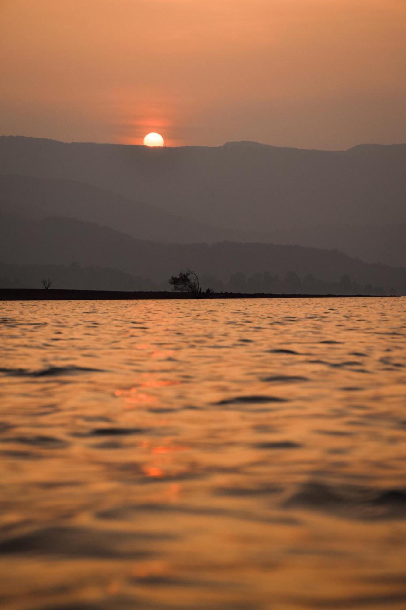 Mysticstays Resort Wai Bagian luar foto