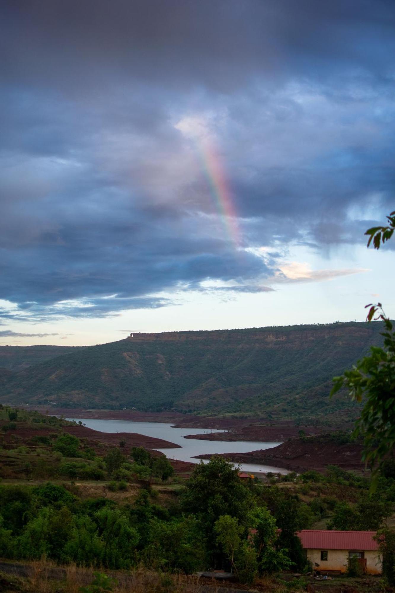 Mysticstays Resort Wai Bagian luar foto