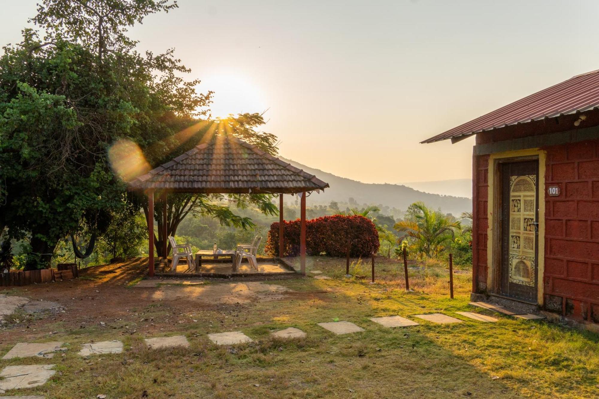Mysticstays Resort Wai Bagian luar foto