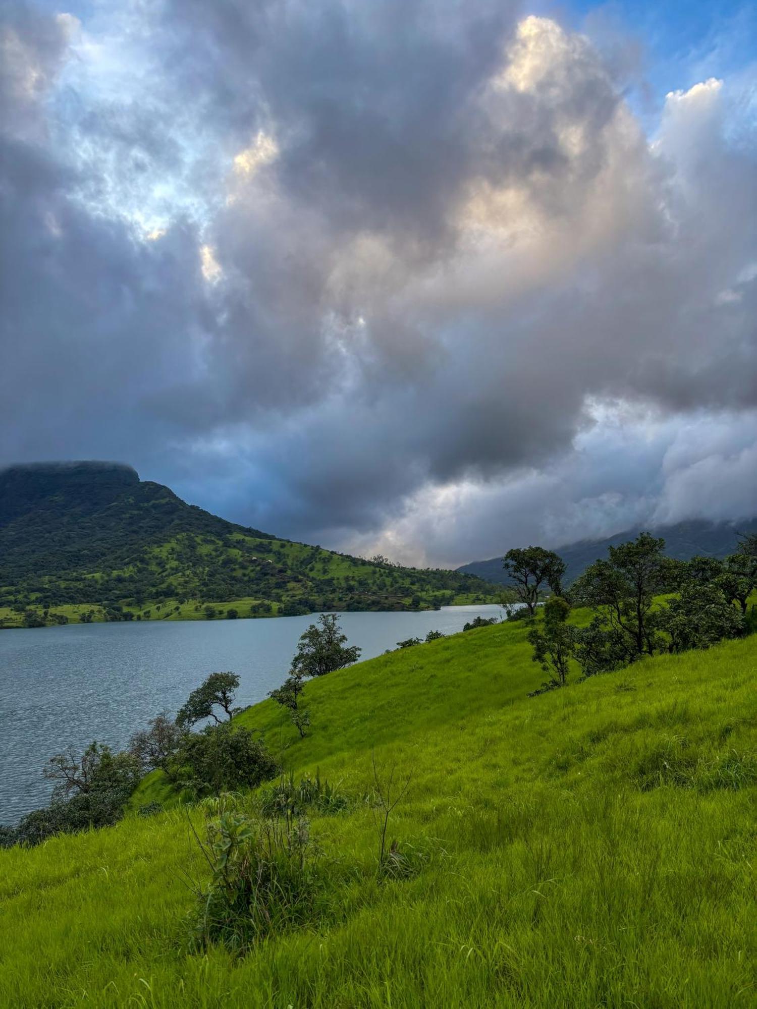 Mysticstays Resort Wai Bagian luar foto