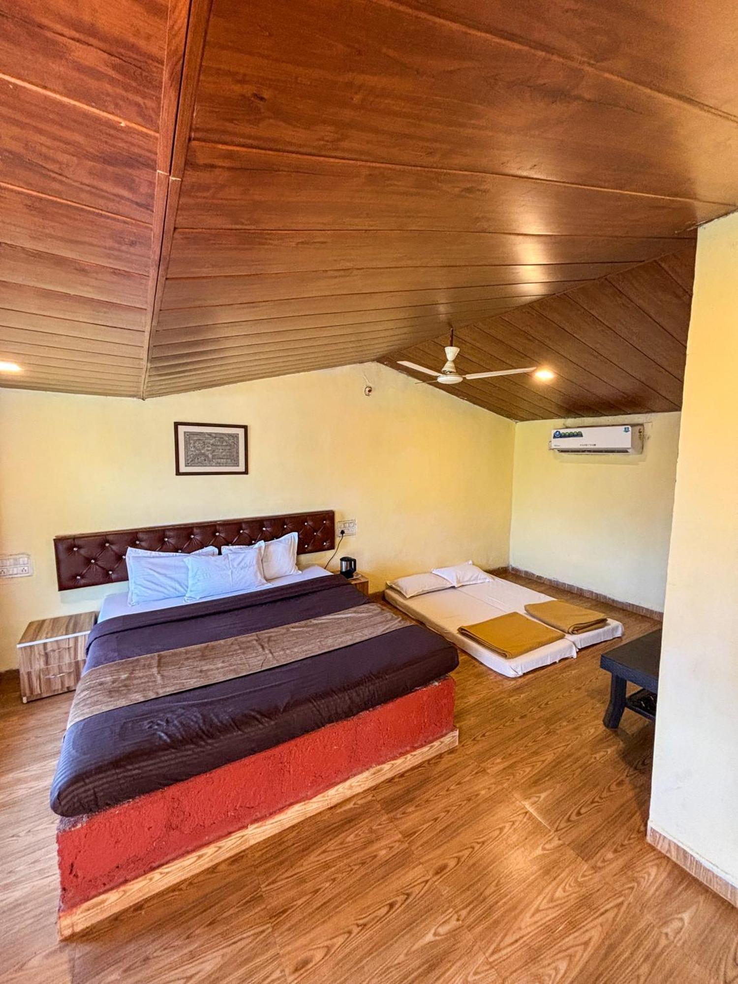 Mysticstays Resort Wai Bagian luar foto