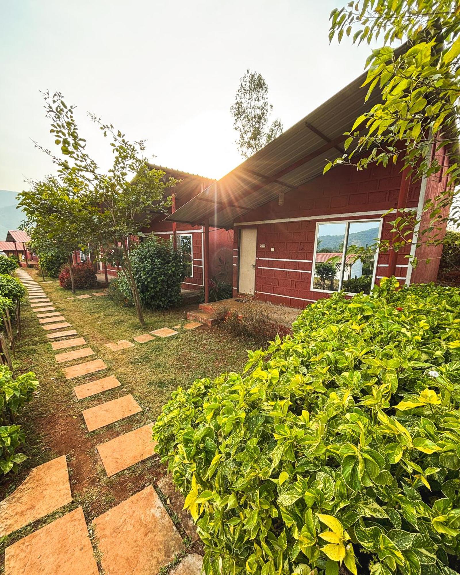 Mysticstays Resort Wai Bagian luar foto